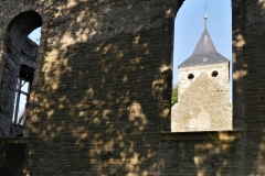 Blick durchs Kirchenfenster