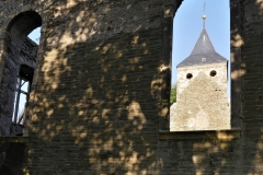 Blick durchs Kirchenfenster